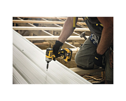 Ein Handwerker befestigt eine Metallplatte mit einem Akku-Schlagschrauber von Dewalt.