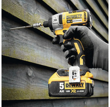 Akkuschlagschrauber mit Schraube in Holzwand