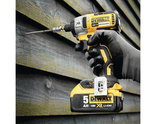 Akkuschlagschrauber mit Schraube in Holzwand