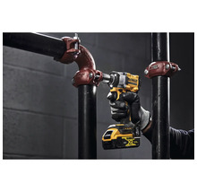 DeWalt Akku-Schlagschrauber im Einsatz an einer Rohrkonstruktion