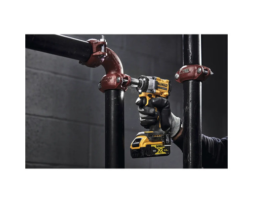 DeWalt Akku-Schlagschrauber im Einsatz an einer Rohrkonstruktion