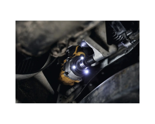 Blick unter ein Auto mit leuchtendem Schlagschrauber der Marke DeWalt