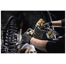 Ein Akkuschlagschrauber wird an einem Auto verwendet.