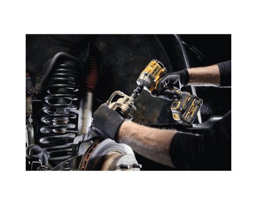 Ein Akkuschlagschrauber wird an einem Auto verwendet.