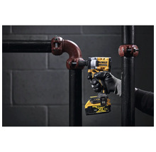 Akkuschlagschrauber von DeWalt im Einsatz an einer Rohrkonstruktion