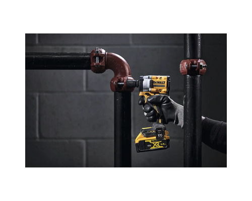 Akkuschlagschrauber von DeWalt im Einsatz an einer Rohrkonstruktion