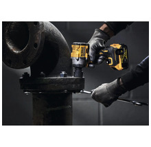 Akkuschlagschrauber im Einsatz an einem Rohr mit Flanschverschraubung.