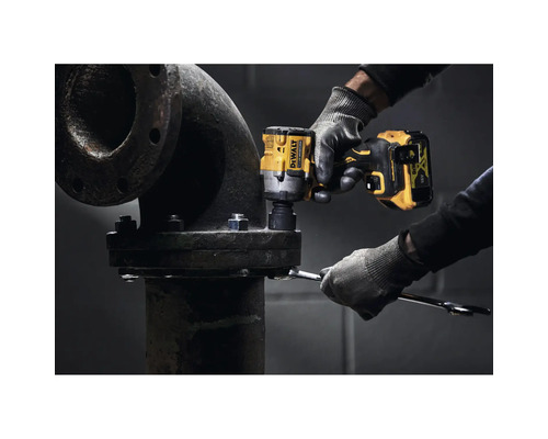 Akkuschlagschrauber im Einsatz an einem Rohr mit Flanschverschraubung.