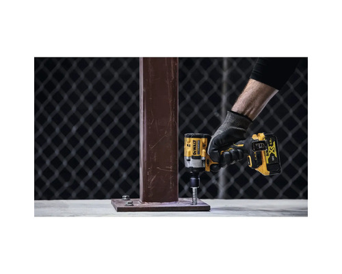 DeWalt Akku-Schlagschrauber beim Anziehen einer Schraube an einer Metallsäule.