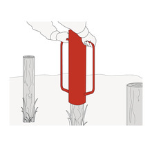 Illustration eines Pfostentreibers im Einsatz zum Einschlagen eines Holzpfostens.