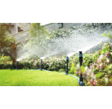 Bewässerungssystem im Garten mit Rasensprengern in Betrieb
