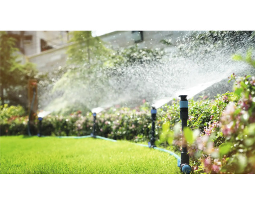 Bewässerungssystem im Garten mit Rasensprengern in Betrieb