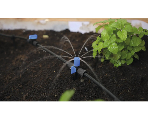 Bewässerungssystem mit Sprinkler im Gartenbeet