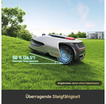 Rasenmähroboter auf einer Rasenfläche mit maximalem Neigungswinkel