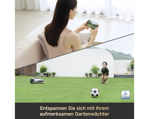 Szene mit Frau, die auf einer Couch sitzt und ihr Handy benutzt, Kind, das auf einer Wiese spielt, Rasenmähroboter und TÜV Rheinland zertifiziert Siegel