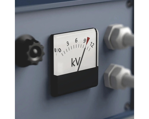 Detailaufnahme eines Spannungsmessgeräts mit Anzeige in Kilovolt