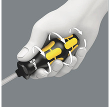 Demonstration der ergonomischen Griffzone eines Wera Schraubendrehers mit kreisförmigen Pfeilen