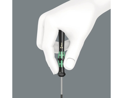 Eine Hand hält einen Wera Schraubendreher