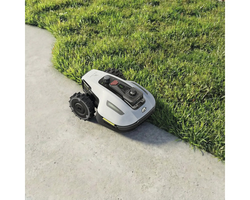 Mähroboter auf Rasen und Pflastersteinen