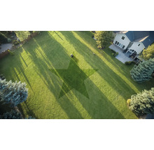 Luftaufnahme eines Gartens mit Rasenmäher und Sternmuster im Rasen