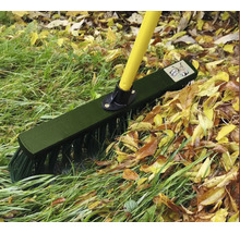 Laubbesen mit gelbem Stiel und grünen Borsten im Einsatz auf Rasen und Laub