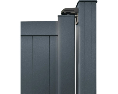 Detailansicht eines Aluminium Gartentors mit Torpfosten und Beschlägen.