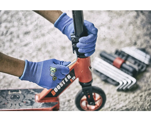 Eine Person repariert einen Tretroller mit Werkzeug und Schutzhandschuhen