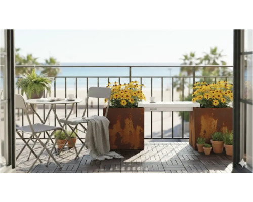 Balkonszene mit Tisch, Stühlen, Pflanzgefäßen und Meerblick für eine entspannende Atmosphäre
