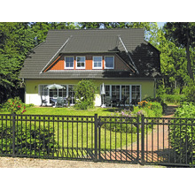 Haus mit Garten, Terrasse und Metallzaun
