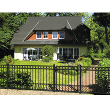 Einfamilienhaus mit Metallzaun und Gartengestaltung
