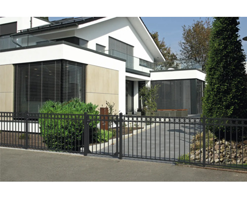 Modernes Haus mit Metallzaun zur Grundstücksabgrenzung