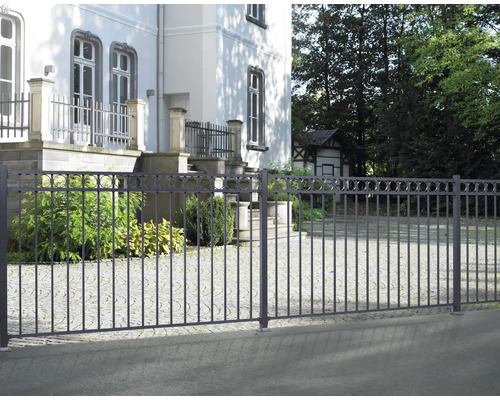 Metallzaun vor einem Wohngebäude