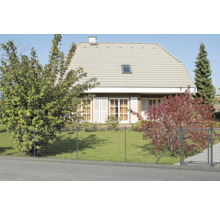 Ein Haus mit einem Maschendrahtzaun und einem Gartentor.