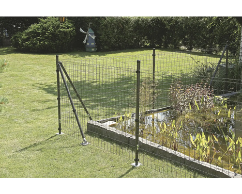 Drahtzaun um einen Teich im Garten