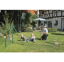 Familie mit Kindersicherheitszaun im Garten