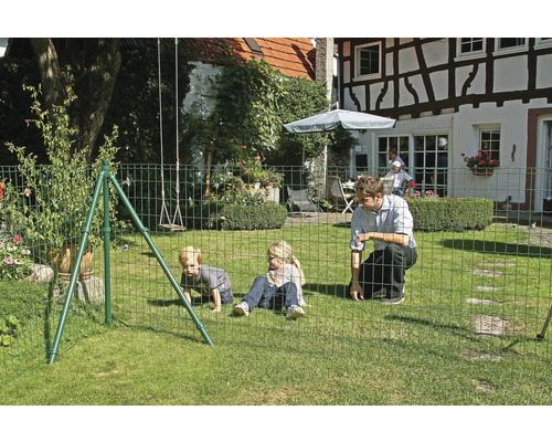 Familie mit Kindersicherheitszaun im Garten