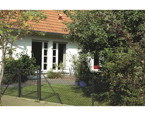 Haus mit Maschendrahtzaun und Gartentür