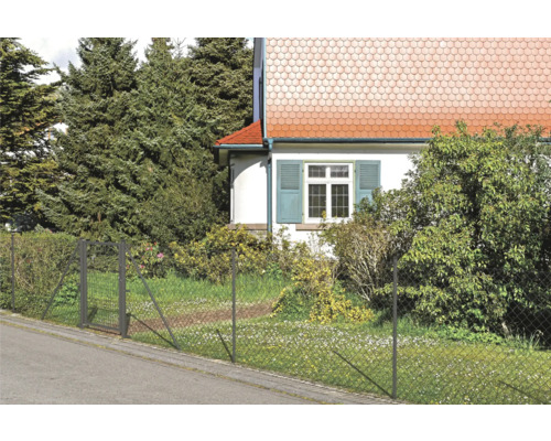 Drahtzaun vor einem Haus mit Garten