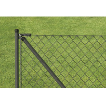 Detailansicht eines Maschendrahtzauns mit Pfosten vor grünem Rasen