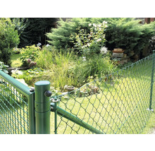 Grüner Maschendrahtzaun um einen Garten mit Teich und Pflanzen