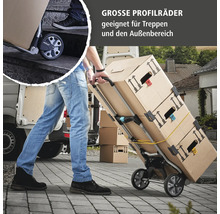 Eine Person transportiert Kartons mit einem Treppensteiger Sackkarren.