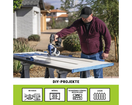 Mann verwendet Farbsprühgerät für DIY Projekt