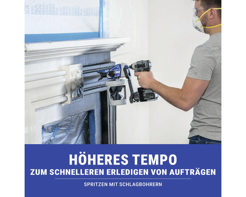 Ein Mann verwendet einen Farbspritzaufsatz an einem Akkuschrauber, um ein Kaminsims zu streichen.