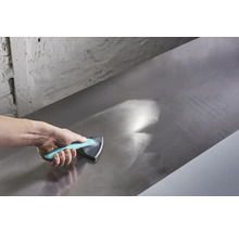 Hand nutzt Schleifklotz zum Glätten einer Metalloberfläche.