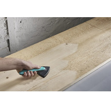 Hand schleift Holzbrett mit Dreieckschleifer