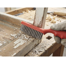 Drahtbürste entfernt Farbreste von Holz