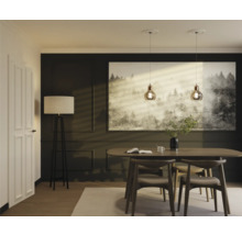 Esszimmer mit Esstisch, Stühlen, Stehlampe und Pendelleuchten