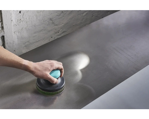 Reinigung einer Metalloberfläche mit einem Reinigungspad