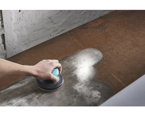 Handschleifer im Einsatz auf einer Metalloberfläche