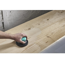 Handschleifer im Einsatz auf einem Holzbrett